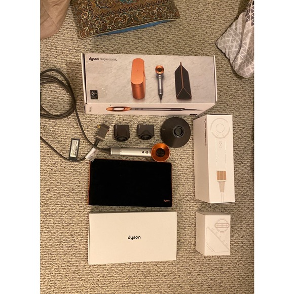 【SOLD】Dyson Supersonic Hair Dryer Gold Gifit Edition - Picture 1 of 12